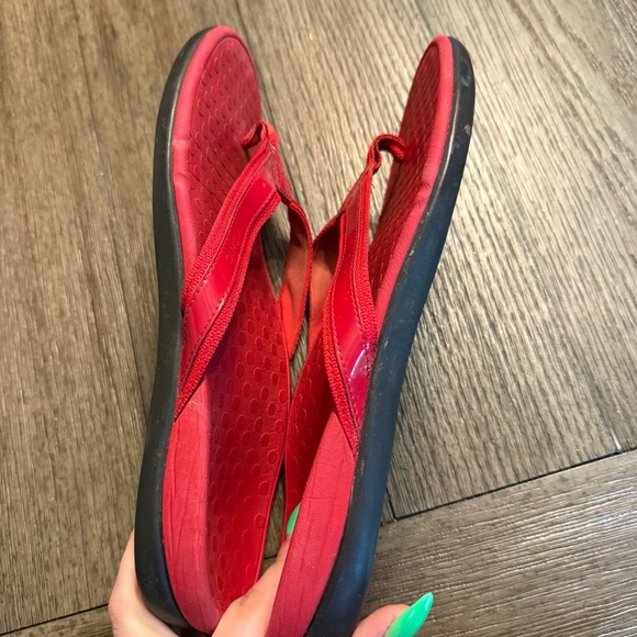 Red Vionic flip flops - Picture 4 of 6